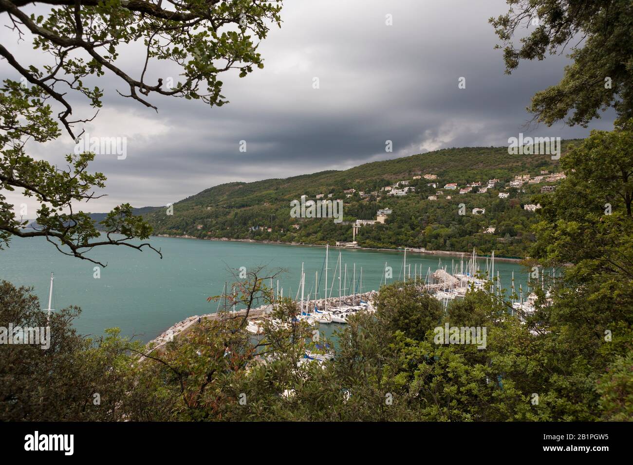 Hafen und Jachthafen in Grignano, Provinz Triest, Friaul-Julisch Venetien, Italien vom Parco del Castello di Miramare Stockfoto Hafen und Jachthafen in Grignano, Provinz Triest, Friaul-Julisch Venetien, Italien vom Parco del Castello di Miramare Stockfoto