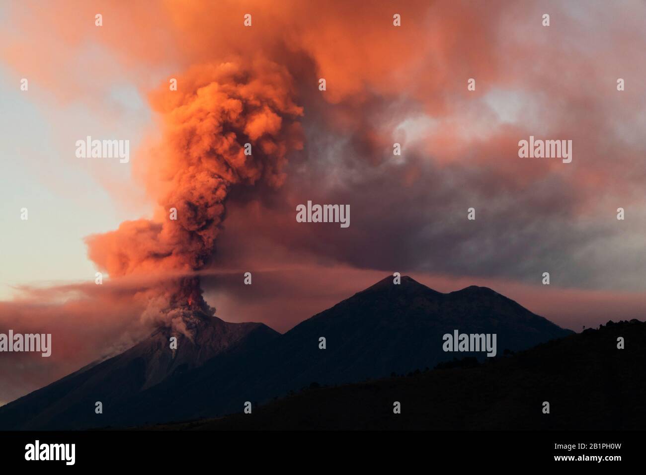 Volcán de Fuego bricht am 1. Februar 2018 aus, gesehen von Antigua-Stadt Sacatepequez, Guatemala Stockfoto