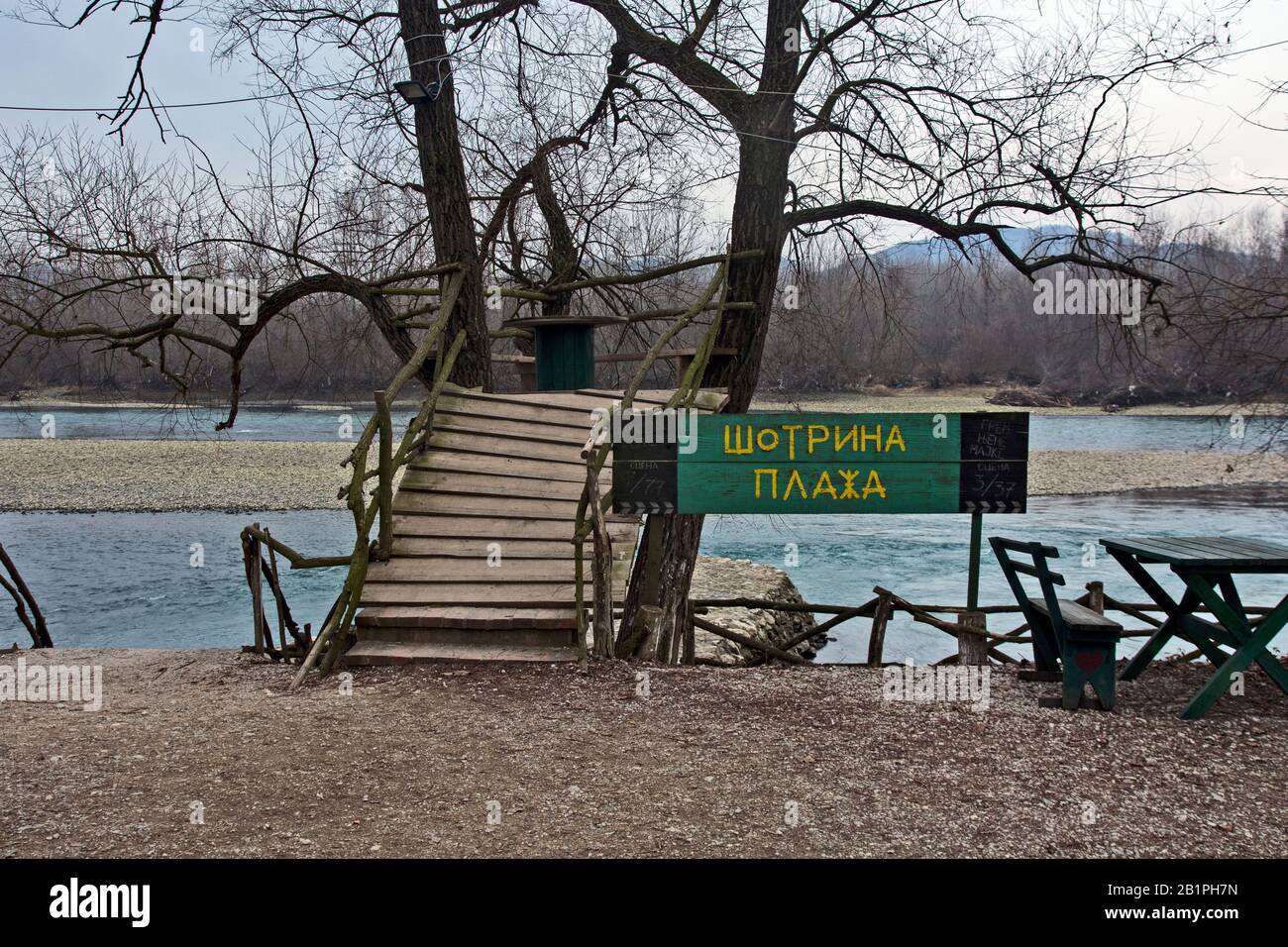 Sunny River, Drina River, Serbien, 26. Januar 2020. Strand in der Nähe der Stadt Loznica am Fluss Drina, wo die TV-Serie "Ihre Mutter Sin" filme war Stockfoto