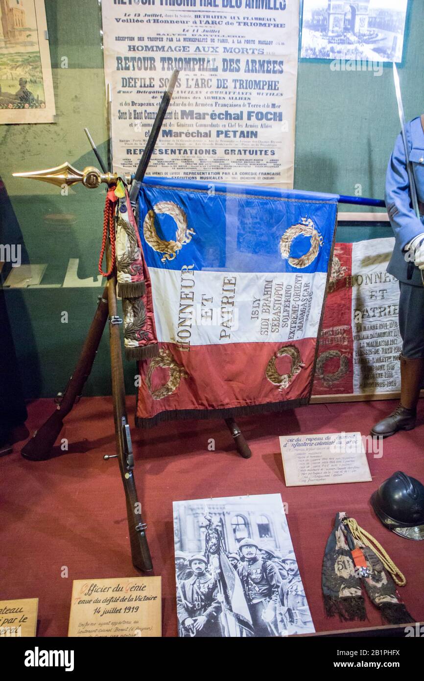 Musée de l'Emperi, SalondeProvence Drapeau du Régiment d'Infanterie Coloniale du Maroc le plus