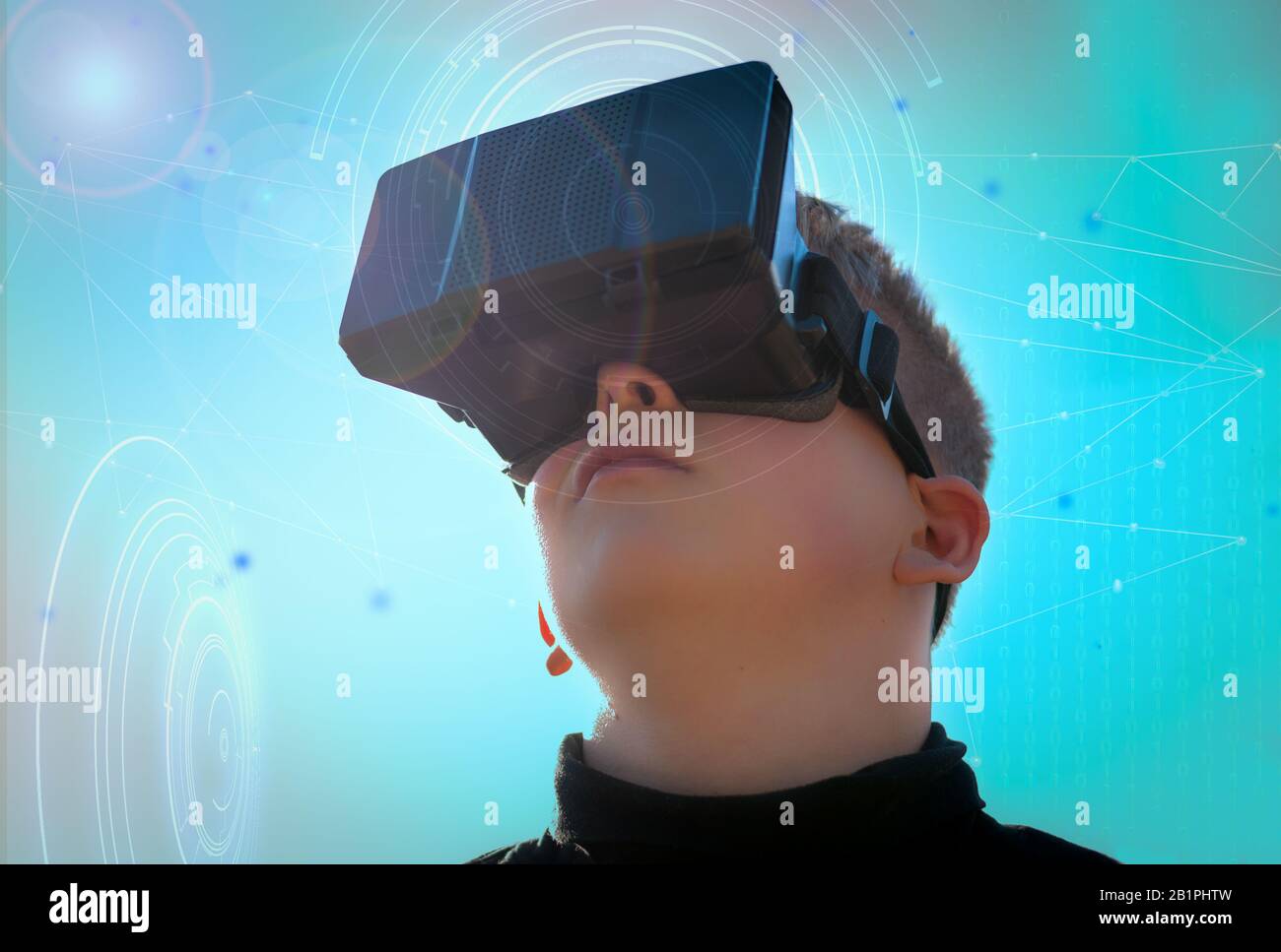 Teenager, die eine virtuelle Reality-Brille tragen. Mit High-Tech Data.Future Gamer, of Buisness man, Raum für Text. Stockfoto