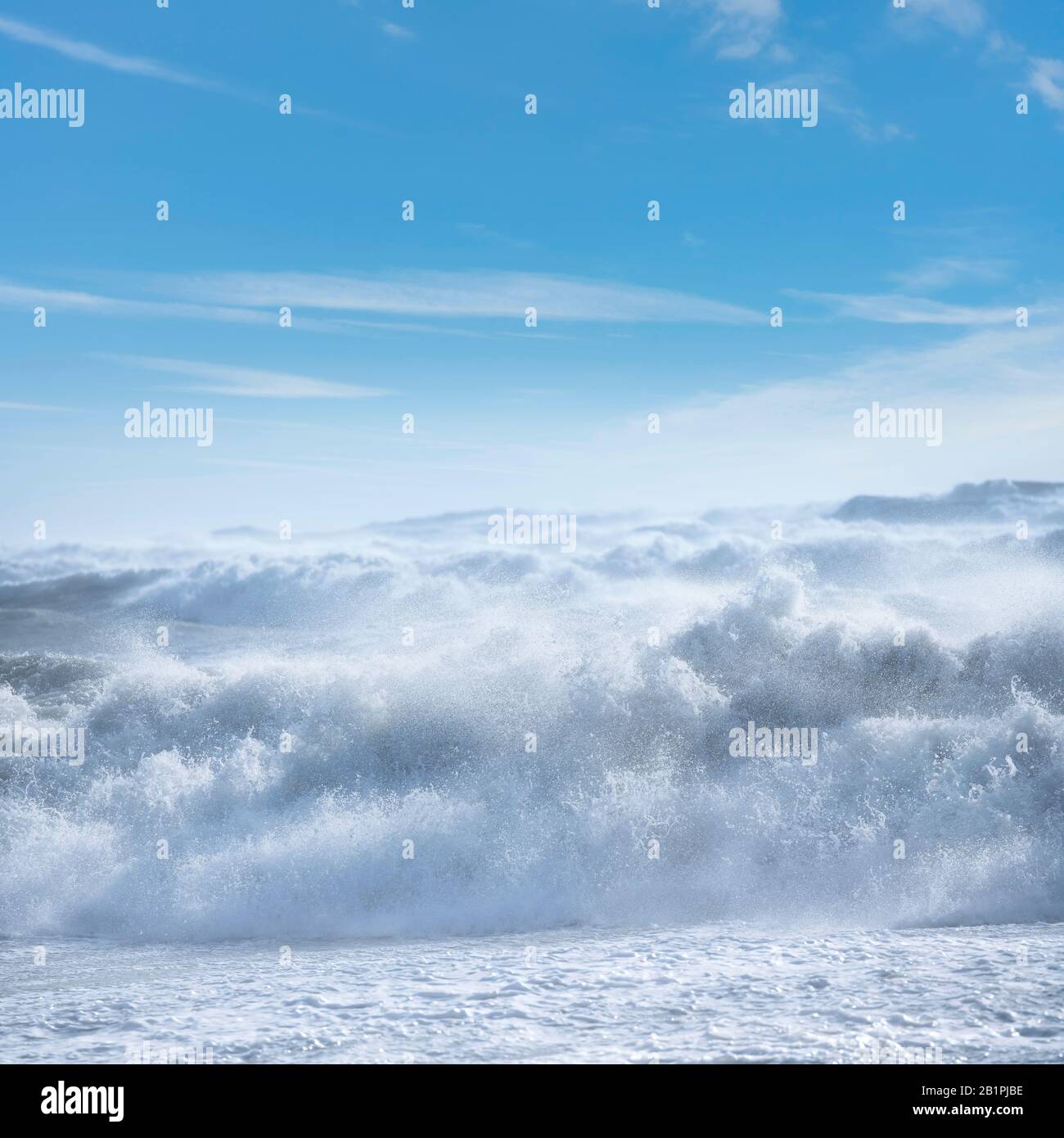 Stürmisches Meer mit Wellen und Schaum beim Windsturm. Tyrrhenisches Meer, Toskana, Italien, Europa. Stockfoto