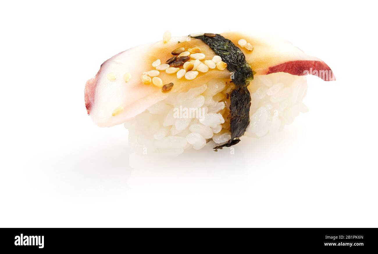 Traditionelle japanische Sushi und Nigiri isoliert auf weißem Hintergrund. Stockfoto