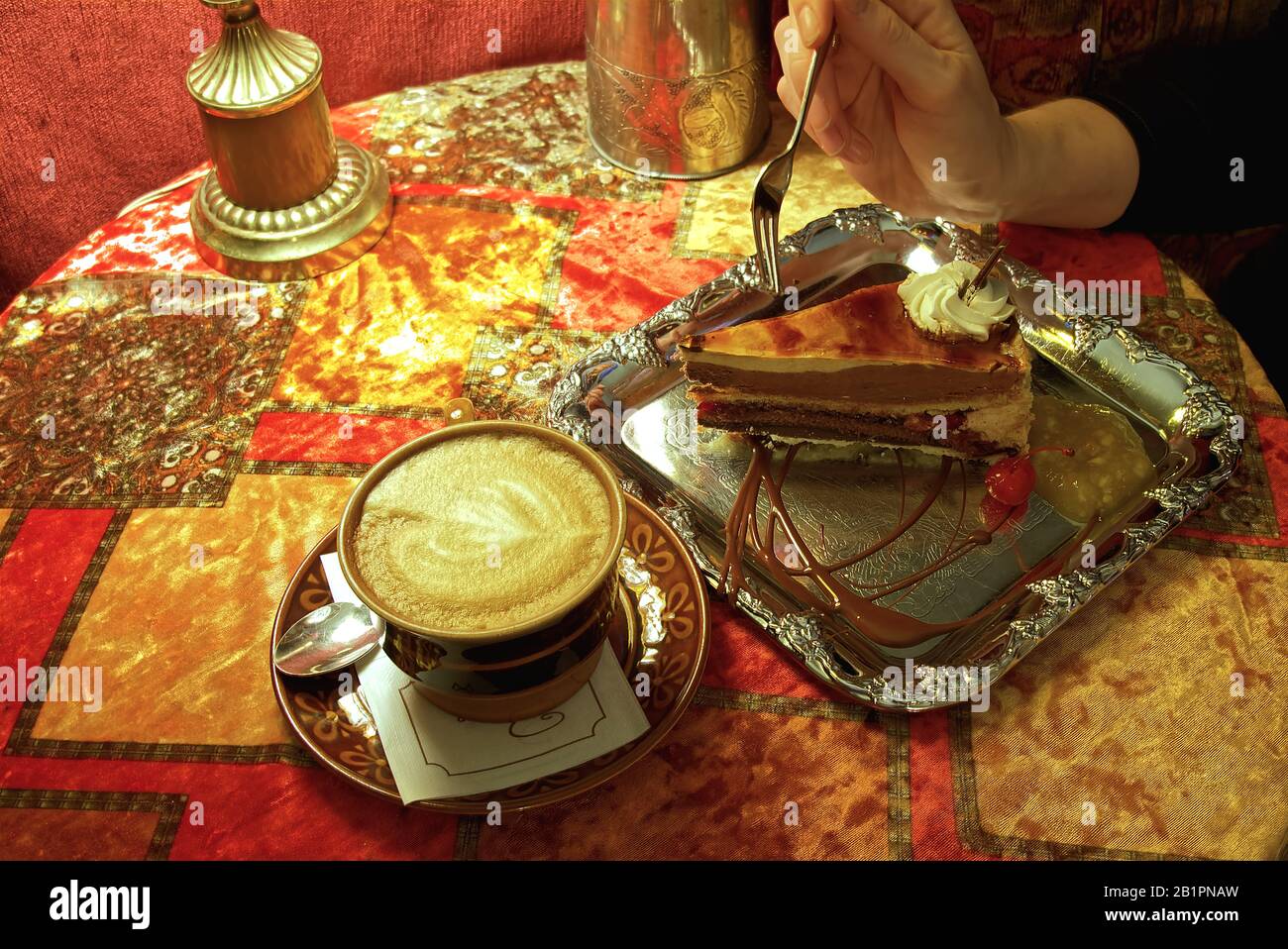 Weiche Konzentration einer Tasse Kaffee und Kuchen auf den Hintergrund des Abenteuers. Stockfoto