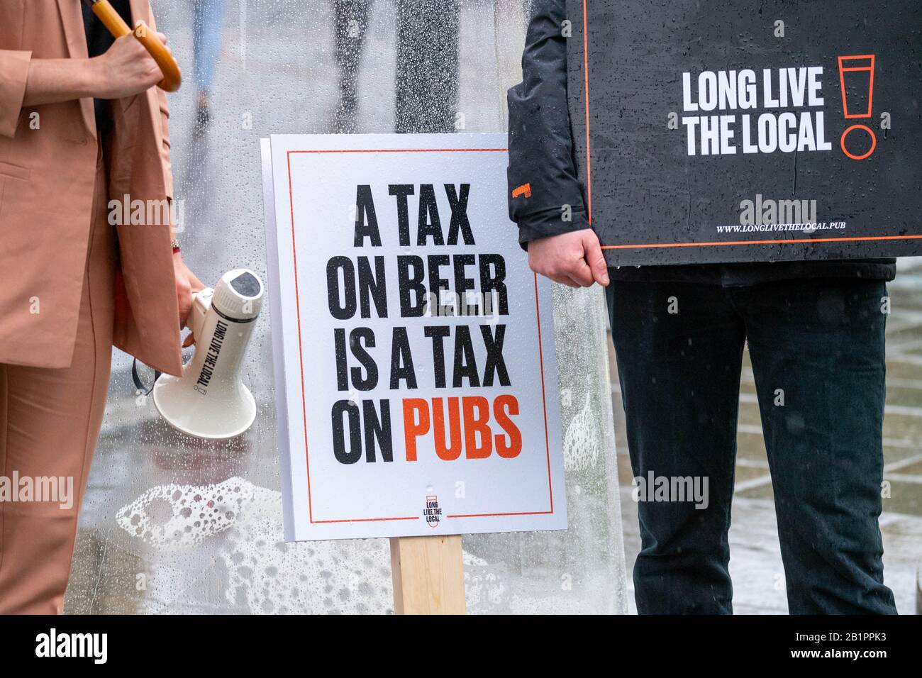 London, Großbritannien. Februar 2020. Die Kampagne Long Live The Local hält ein Fotoshooting außerhalb des Unterhauses vor dem Budget, über die Steuer auf Bier. "Long Live Your Local" ist eine Kampagne, die von einer breiten Allianz von Pubs, Brauern und Branchengremien unterstützt wird, die gemeinsam die britische Bierallianz-Gutschrift bilden: Ian Davidson/Alamy Live News Stockfoto