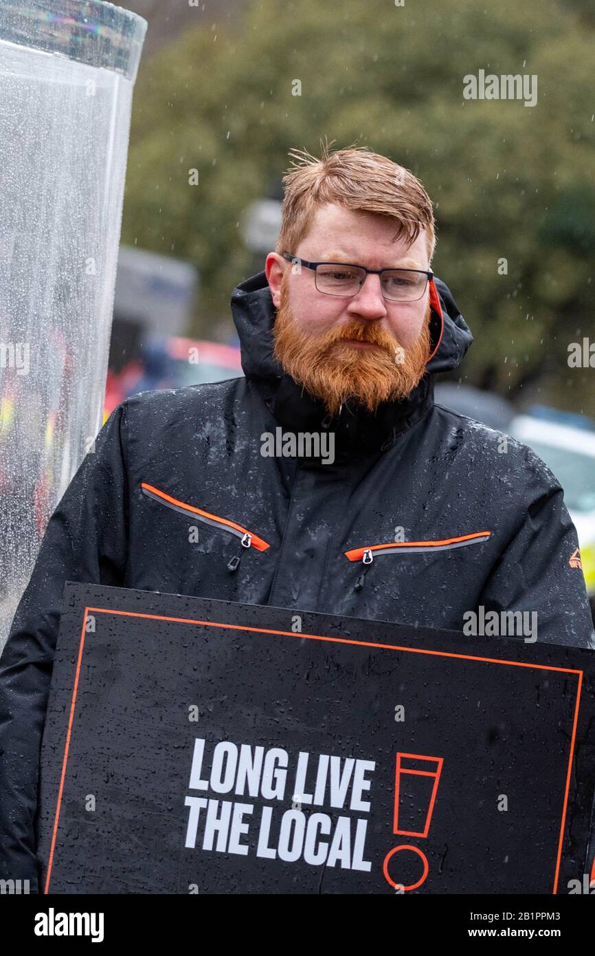 London, Großbritannien. Februar 2020. Die Kampagne Long Live The Local hält ein Fotoshooting außerhalb des Unterhauses vor dem Budget, über die Steuer auf Bier. "Long Live Your Local" ist eine Kampagne, die von einer breiten Allianz von Pubs, Brauern und Branchengremien unterstützt wird, die gemeinsam die britische Bierallianz-Gutschrift bilden: Ian Davidson/Alamy Live News Stockfoto