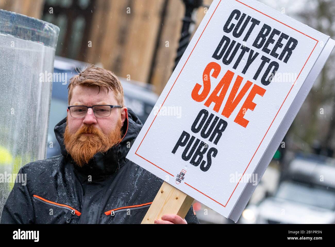 London, Großbritannien. Februar 2020. Die Kampagne Long Live The Local hält ein Fotoshooting außerhalb des Unterhauses vor dem Budget, über die Steuer auf Bier. "Long Live Your Local" ist eine Kampagne, die von einer breiten Allianz von Pubs, Brauern und Branchengremien unterstützt wird, die gemeinsam die britische Bierallianz-Gutschrift bilden: Ian Davidson/Alamy Live News Stockfoto