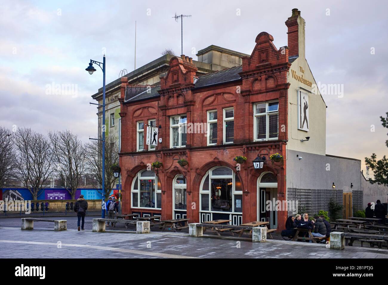 Das öffentliche Haus von Woodman neben dem Gebäude des Bahnhofs Curzon Street Stockfoto