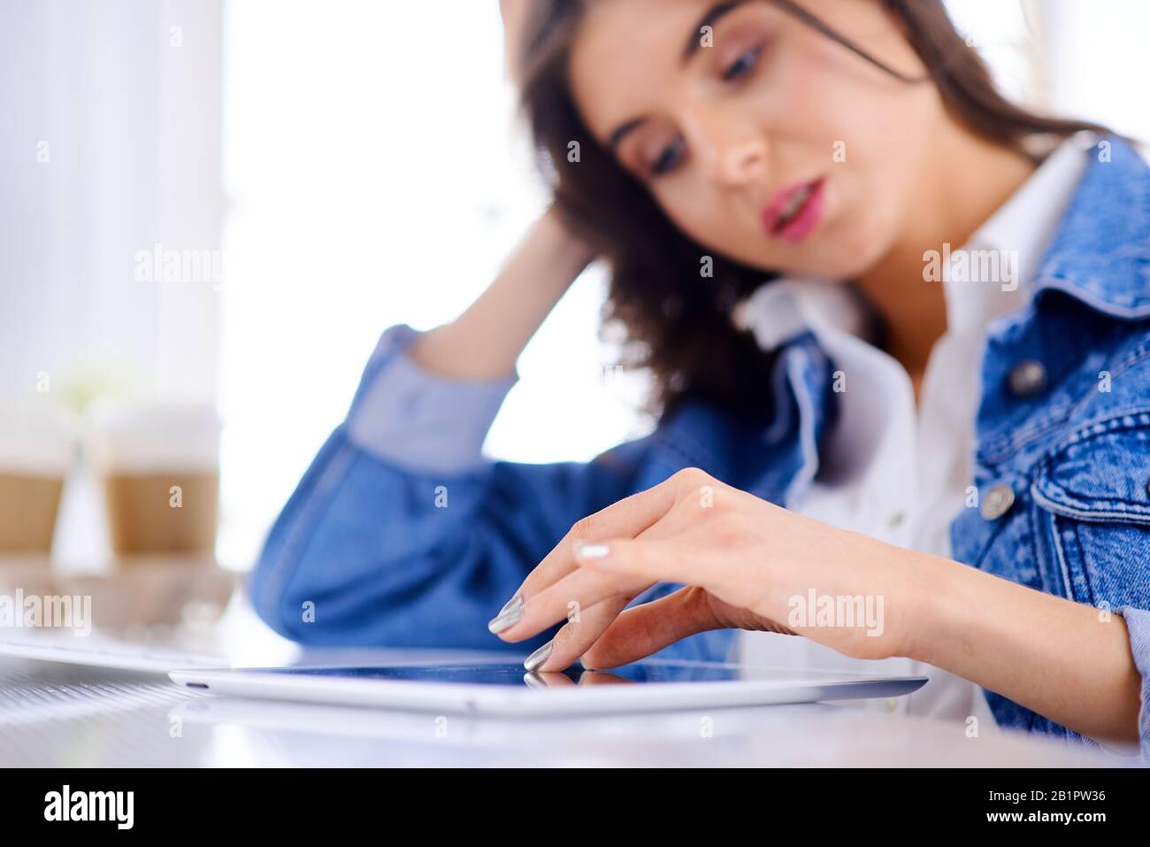 Frau verwendet ein Tablet und sucht nach Informationen im Internet. Stockfoto