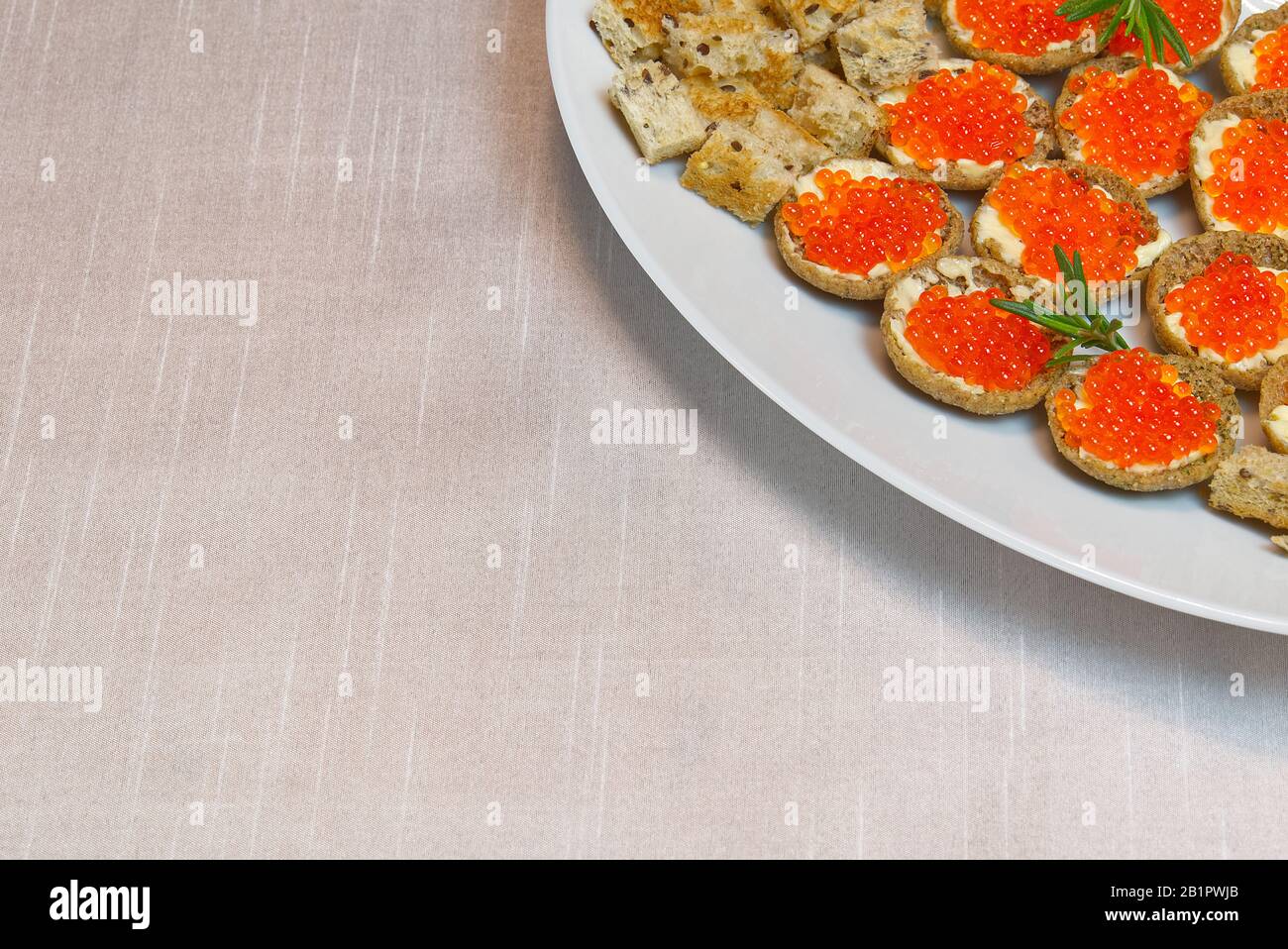 Sandwiches mit rotem Kaviar auf weißem Teller in der Nähe Stockfoto