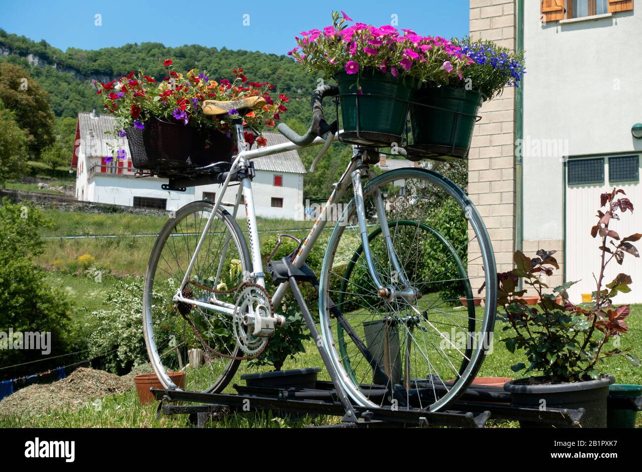 Altes Fahrrad als Gartendekoration genutzt.Spanien Stockfoto