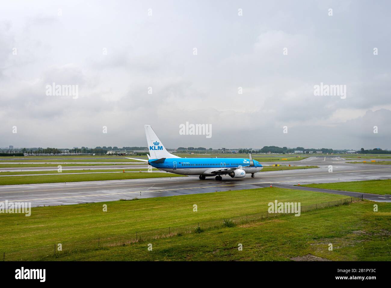 Amsterdam, Niederlande - 5. Juni 2019: KLM Royal Dutch Airlines Flugzeug Landung auf dem Flughafen Amsterdam Schiphol Stockfoto