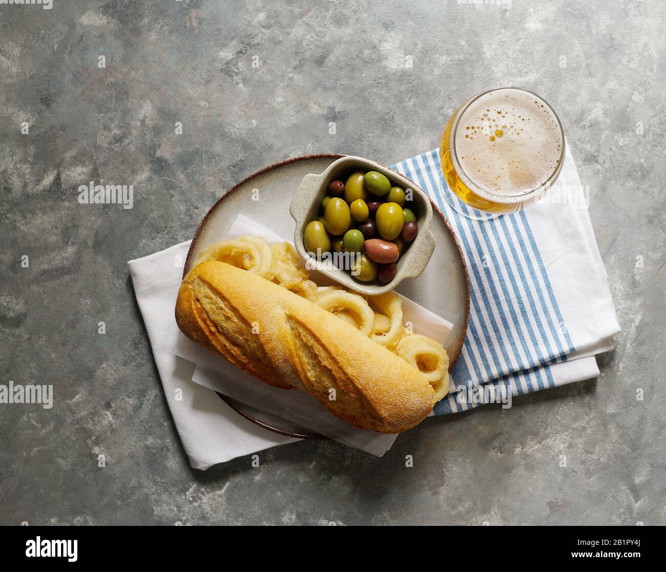 Bocadillo con calamares or squid Sandwich with beer, sehr beliebt in Madrid spanisch typische Tapas Stockfoto