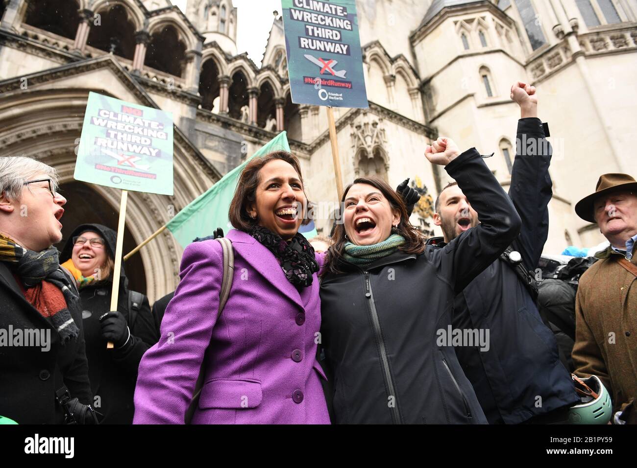 Aktivisten jubeln vor den Royal Courts of Justice in London, wo Lords Justice Lindblom, Singh und Haddon-Cave, Während eines Berufungsgerichts in der Heathrow Expansion Row sagte, dass die Regierung ihre Verpflichtung zum Pariser Abkommen über den Klimawandel nicht ausreichend berücksichtigt habe, wenn sie ihre Unterstützung für die Vorschläge in ihrer National Policy Statement (NPS) dargelegt habe. Stockfoto