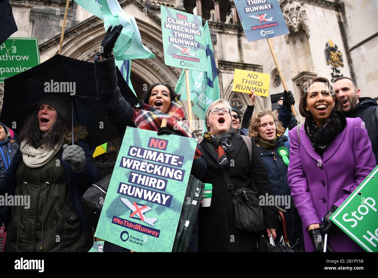 Aktivisten jubeln vor den Royal Courts of Justice in London, wo Lords Justice Lindblom, Singh und Haddon-Cave, Während eines Berufungsgerichts in der Heathrow Expansion Row sagte, dass die Regierung ihre Verpflichtung zum Pariser Abkommen über den Klimawandel nicht ausreichend berücksichtigt habe, wenn sie ihre Unterstützung für die Vorschläge in ihrer National Policy Statement (NPS) dargelegt habe. Stockfoto