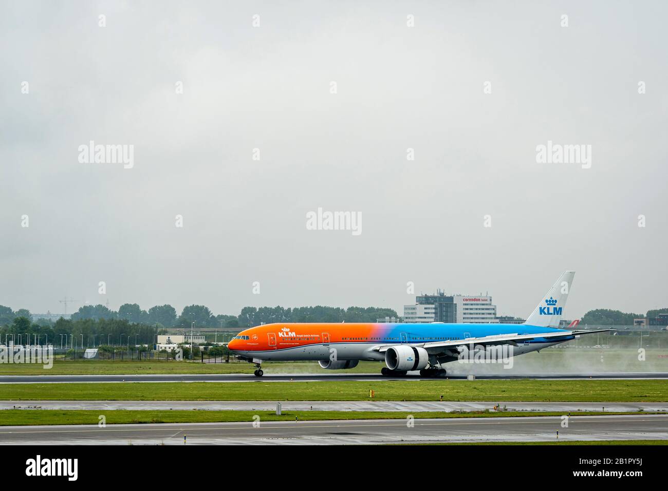 Amsterdam, Niederlande - 5. Juni 2019: KLM Royal Dutch Airlines Flugzeug Landung auf dem Flughafen Amsterdam Schiphol Stockfoto