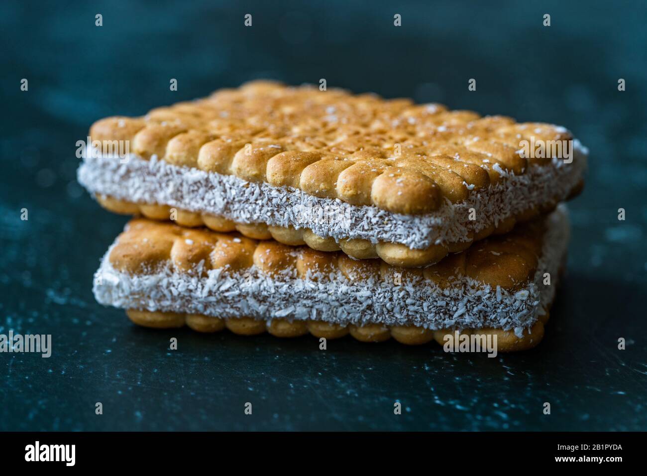 Türkische Freude mit Keks-Sandwich namens Kistirma. Traditionelles Dessert. Stockfoto