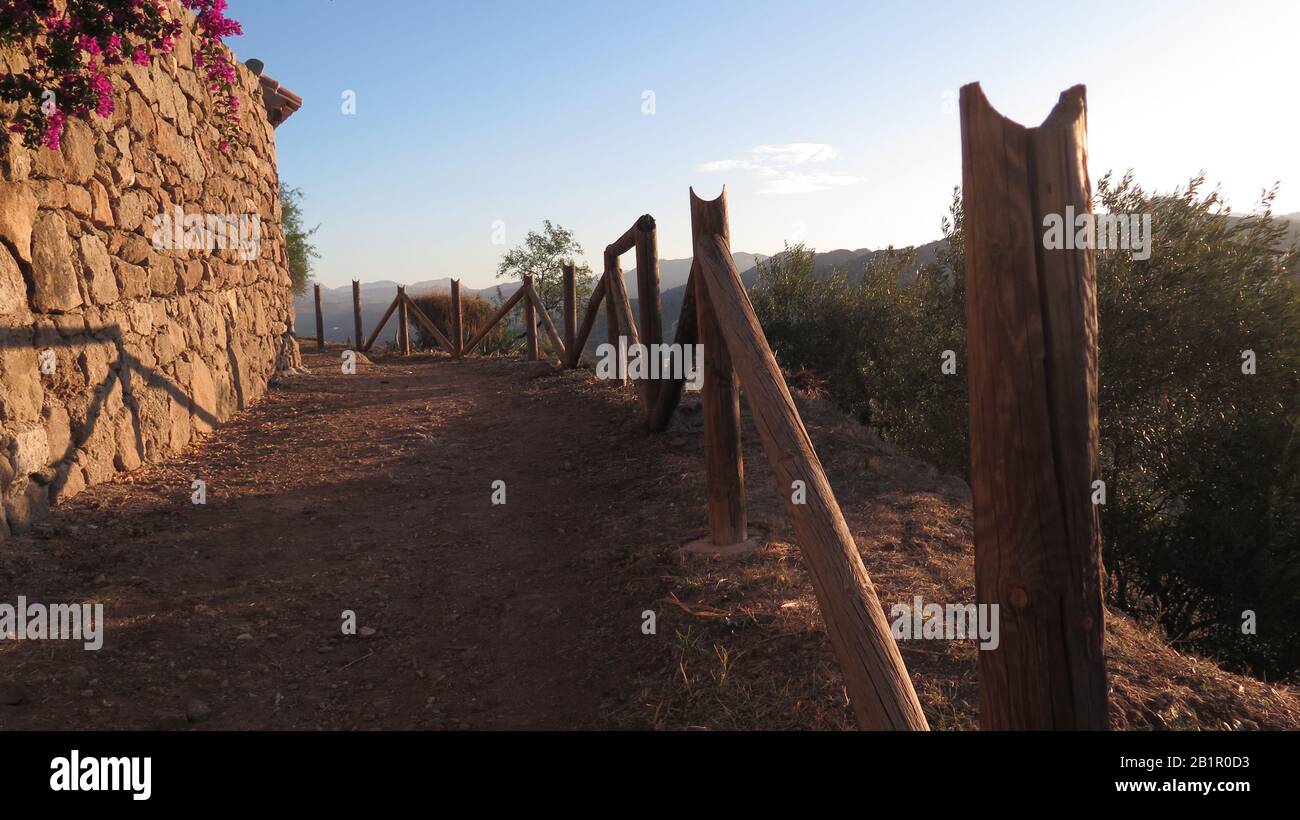 Zerbrochenes ländliches Fechtfutter über dem andalusischen Dorf, Spanien Stockfoto