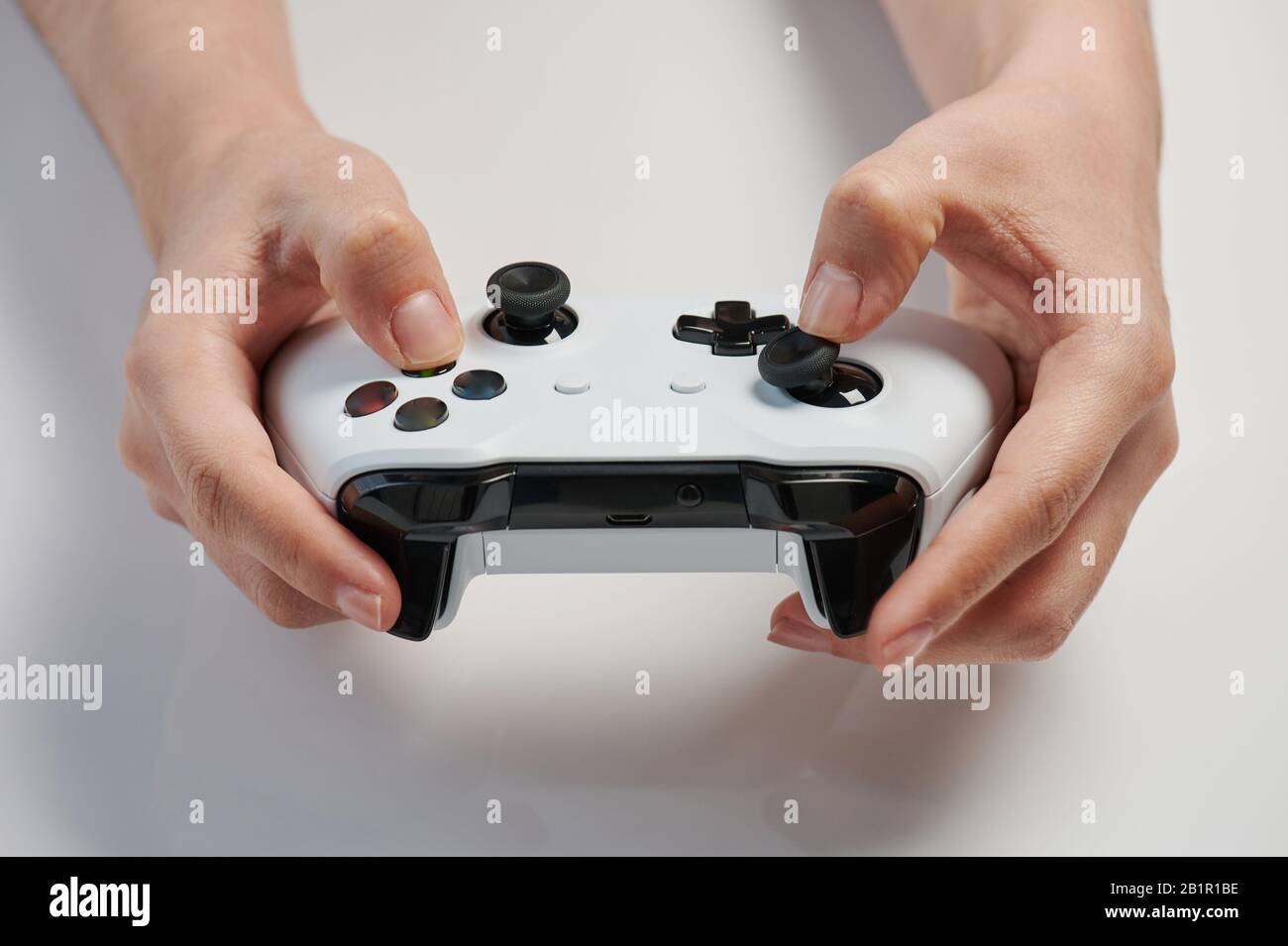 Grauer Gamecontroller in Nahaufnahme isoliert Stockfoto