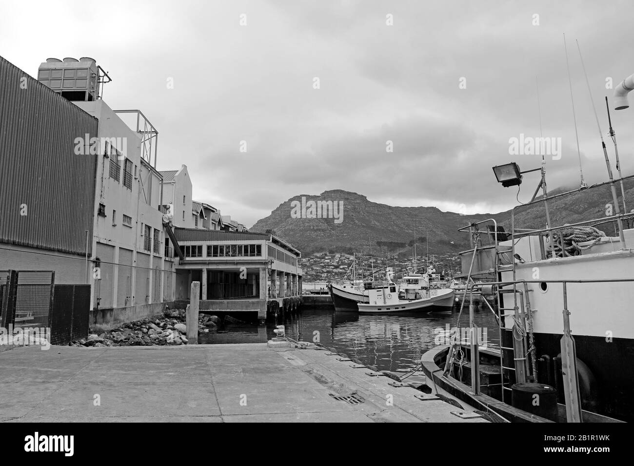 Schwarzweißfoto der Fischfabrik im Hout Bay Harbour, Kapstadt, Südafrika. Stockfoto