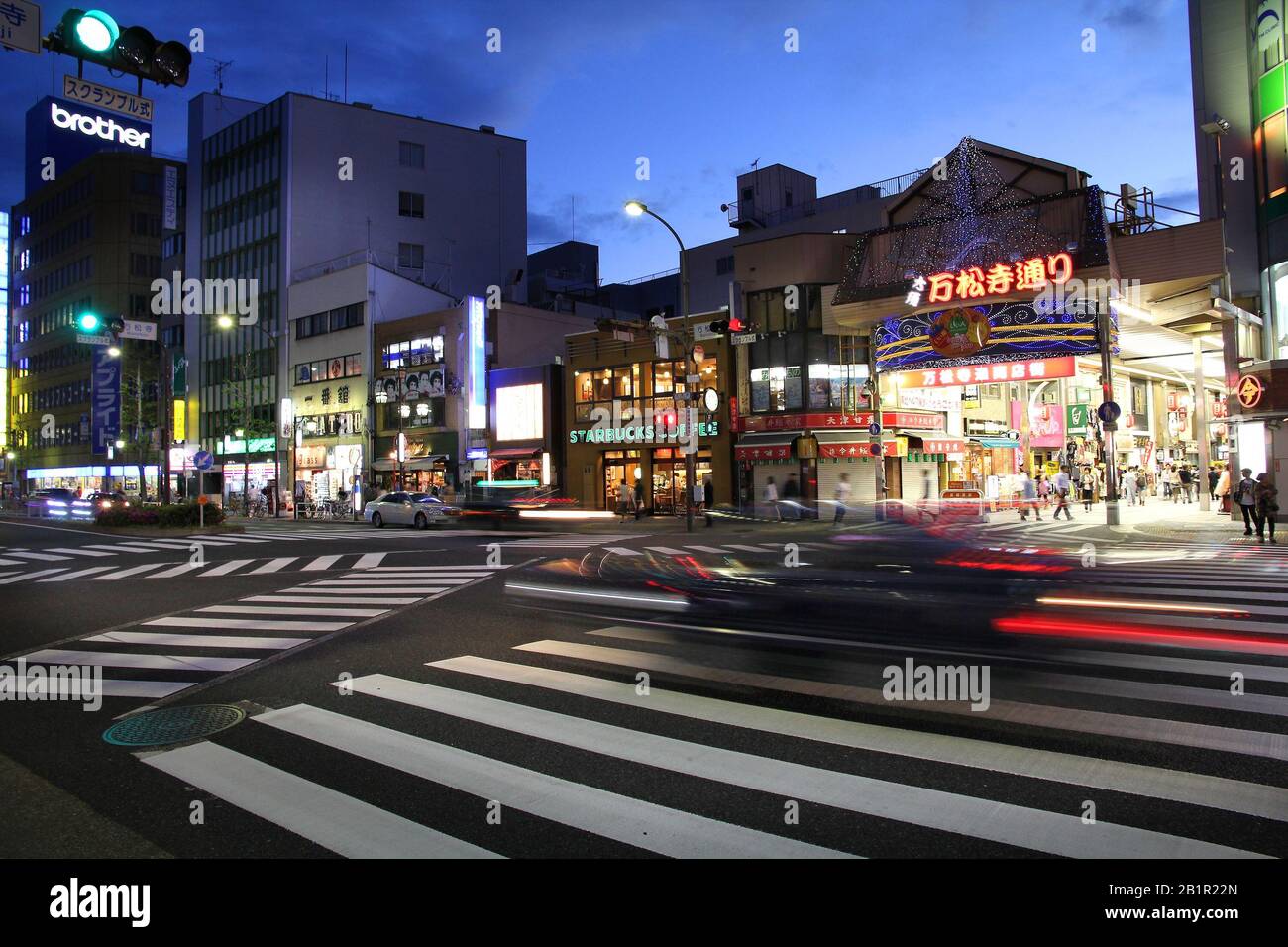 Nagoya, JAPAN - 3. MAI 2012: Straßenblick am Abend in der Innenstadt von Nagoya, Japan. Mit knapp 9 Millionen Menschen ist Nagoya die drittgrößte Metropolregion i Stockfoto