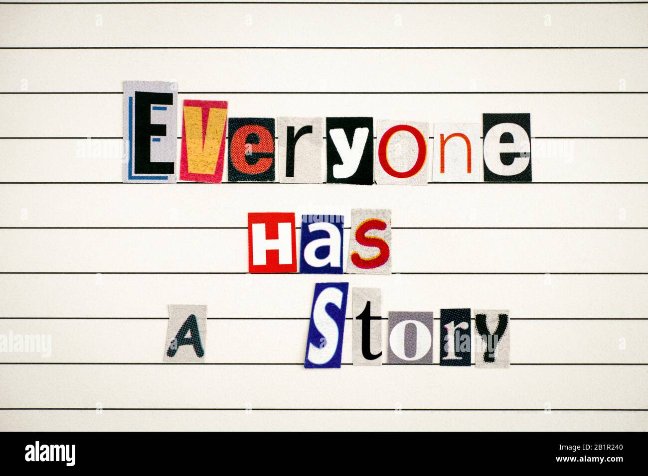 Phrase Jeder Hat eine Geschichte, die aus Briefen besteht, die aus Zeitschriften auf liniertem Papier geschnitten wurden. Stockfoto