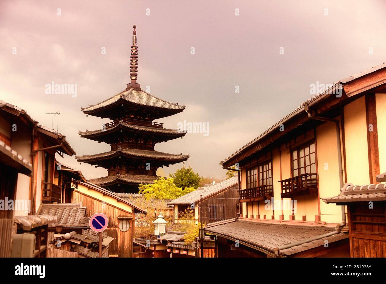 Skyline der Altstadt von Kyoto mit Yasaka Pagode. Wahrzeichen Japans. Stockfoto