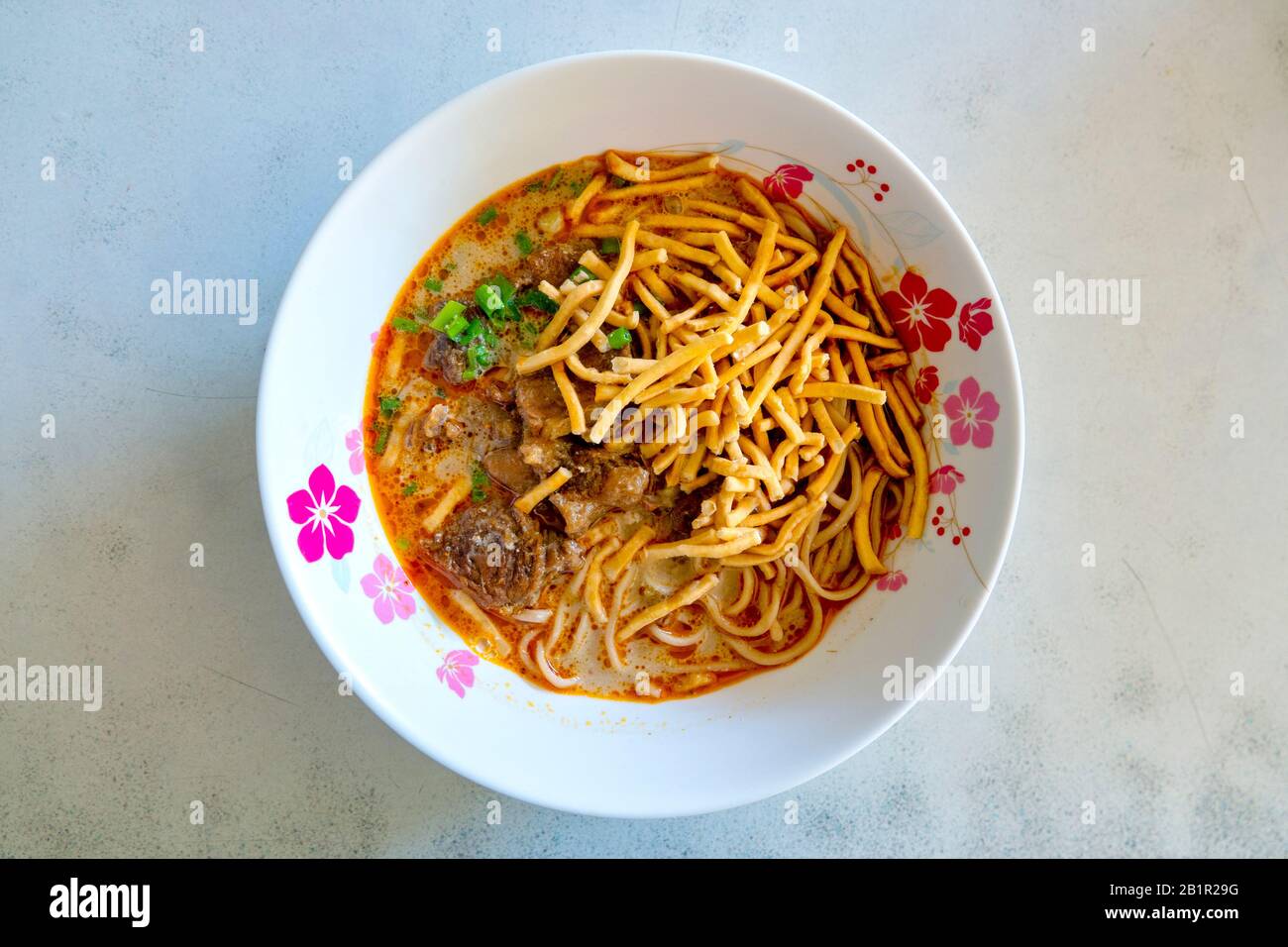 Ein muslimischer Stil khao soi nuea (Rindfleisch khao soi) Stockfoto