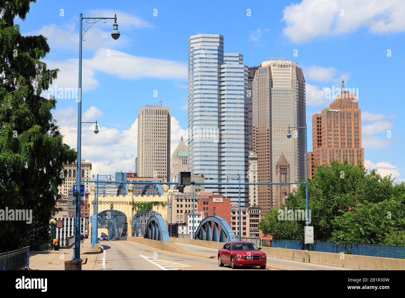 Pittsburgh, USA - 29. JUNI 2013: Skyline von Pittsburg City. Es ist die zweitgrößte Stadt von Pennsylvania mit 305.841 Einwohnern. Stockfoto