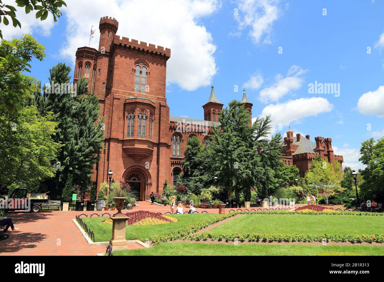 WASHINGTON, USA - Juni 14, 2013: die Menschen besuchen die Smithsonian Institution in Washington DC. 18,9 Millionen Touristen besucht, Hauptstadt des Vereinigten Stockfoto