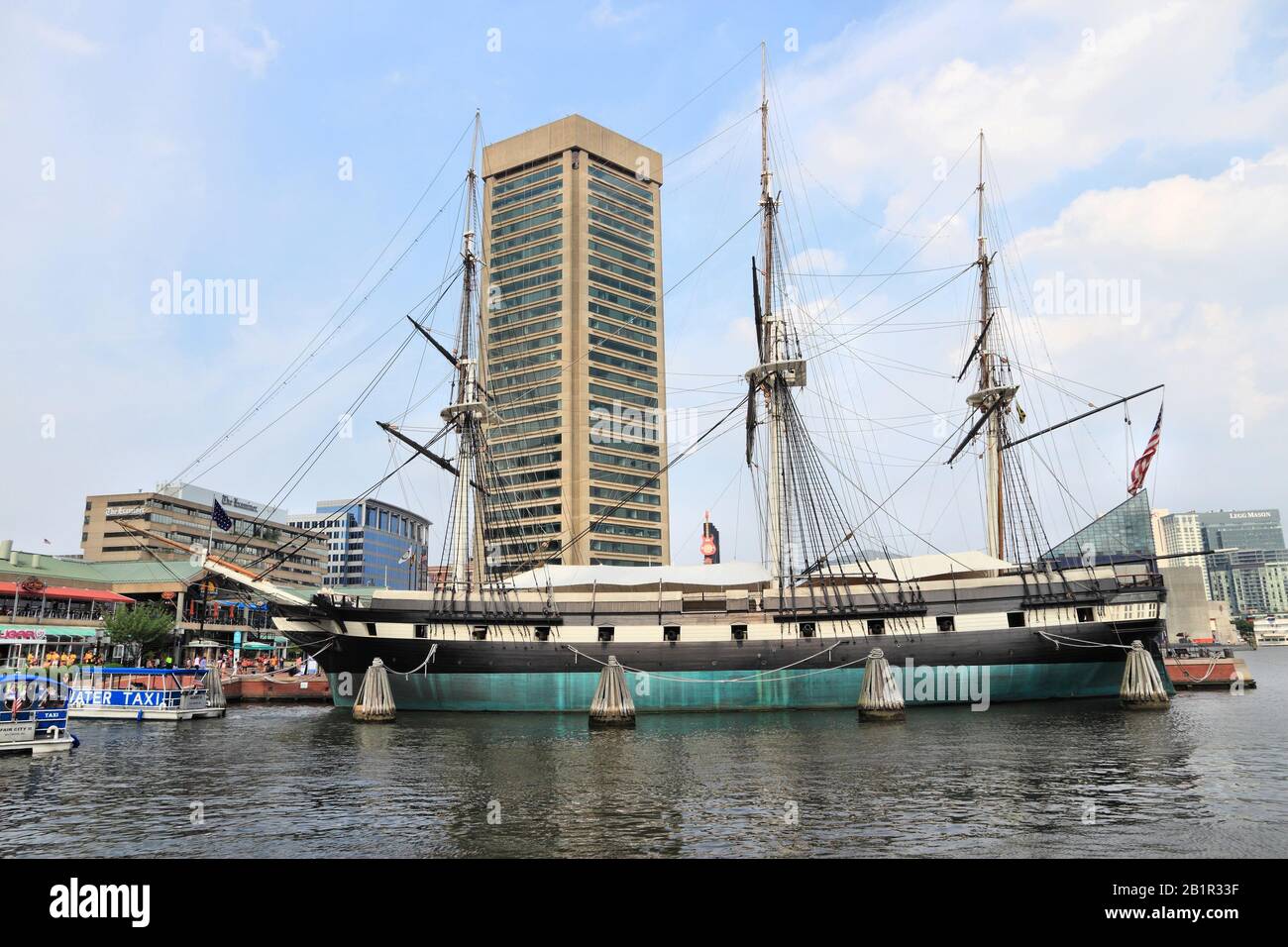 Baltimore, USA - 12. JUNI 2013: Kriegsschiff "USS Constellation" in Inner Harbor, Baltimore. Inner Harbour ist ein historischer Seehafen und eine moderne Touristenattraktion Stockfoto