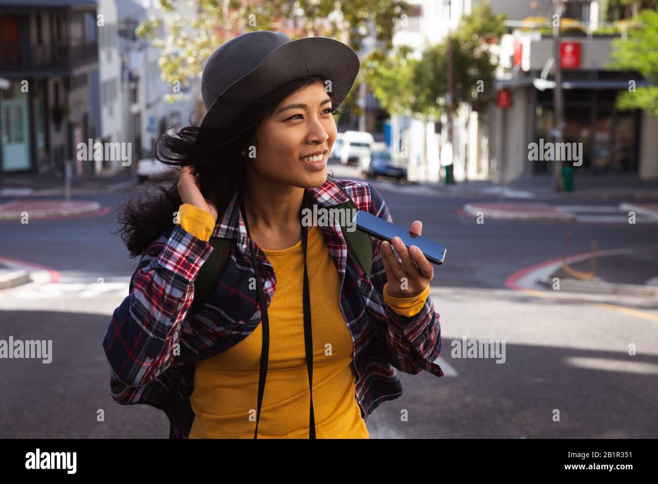 Frau telefoniert auf der Straße Stockfoto