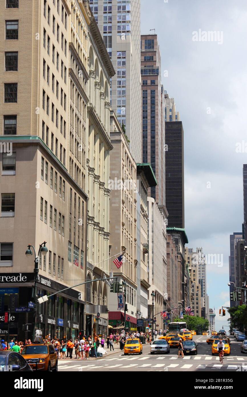 New YORK, USA - 4. JULI 2013: Menschen gehen entlang der Fifth Avenue in New York. Es ist eines der teuersten Immobilienbereiche der Welt. Stockfoto