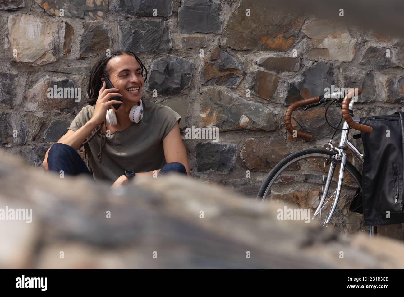 Gemischter Rennmann telefoniert Stockfoto