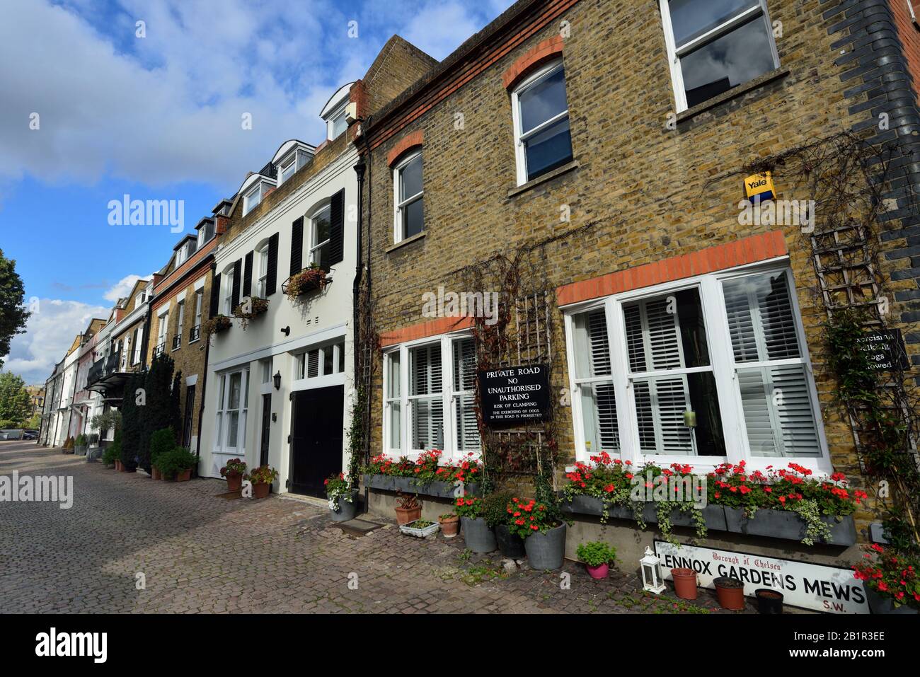 Reihenhäuser Mews Houses, Lennox Gardens Mews, Knightsbridge, London, Großbritannien Stockfoto