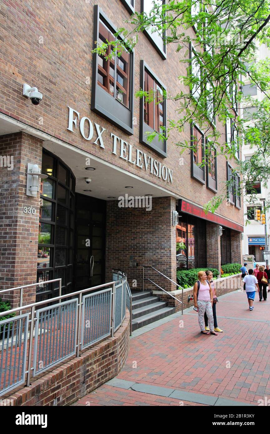 Philadelphia, USA - 11. JUNI 2013: People Walk by Fox Television 29 in Philadelphia. Der Sender Fox 29 befindet sich im Besitz der Tochtergesellschaft Fox Television Stations Stockfoto