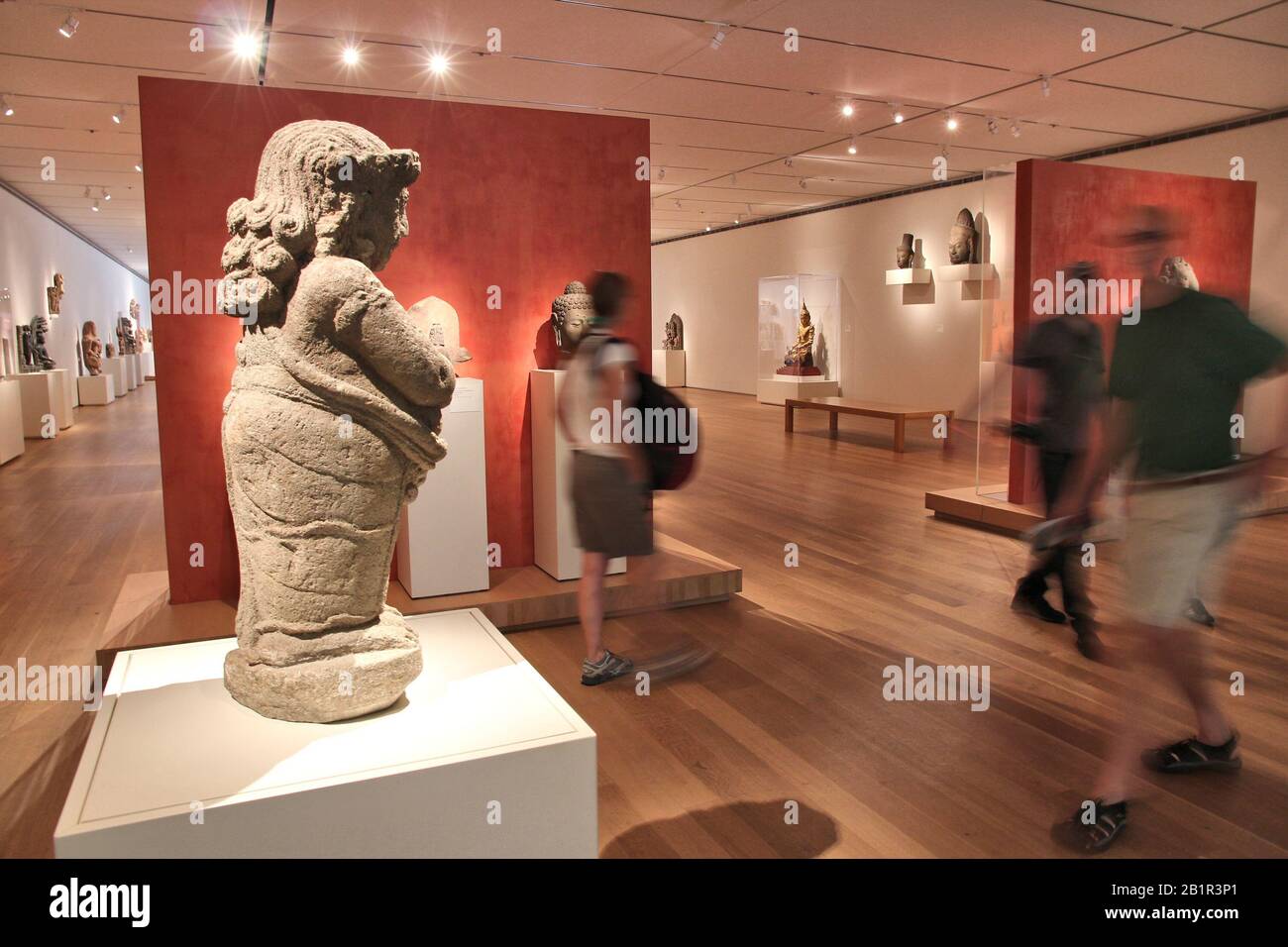 Chicago, USA - 28. JUNI 2013: Besucher bewundern alte Kunst am Famous Art Institute of Chicago. Es ist mit 1 Millio das zweitgrößte Kunstmuseum der USA Stockfoto