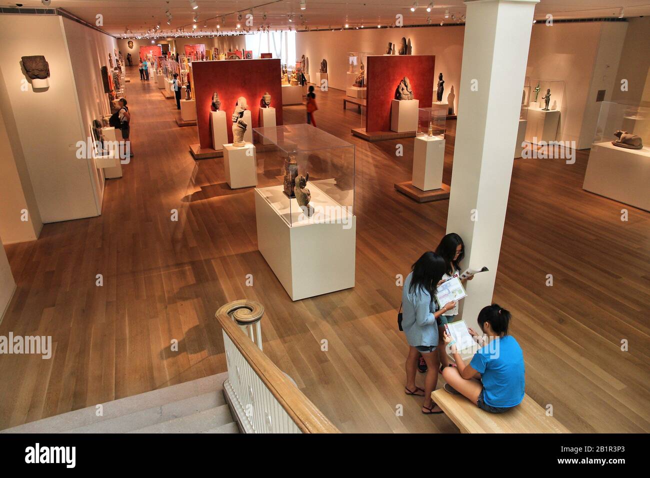 Chicago, USA - 28. JUNI 2013: Besucher bewundern alte Kunst am Famous Art Institute of Chicago. Es ist mit 1 Millio das zweitgrößte Kunstmuseum der USA Stockfoto