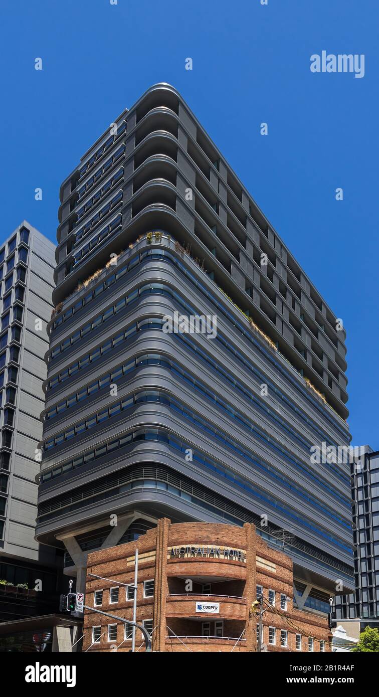 Das 1938 erbaute Art déco Australian Hotel ist Teil der Broadway-Fassade des Central Parks, eingebettet in die Duo Towers. Duo Central Pa Stockfoto