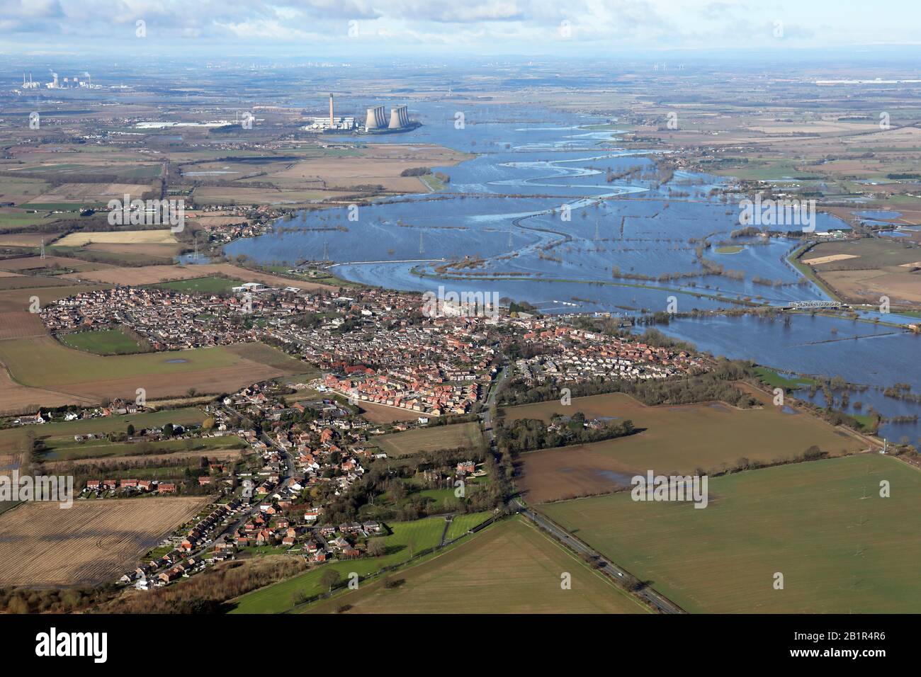 Luftaufnahme des Flusses Aire in der Überschwemmung in Snaith, East Yorkshire (Februar 2020) Stockfoto