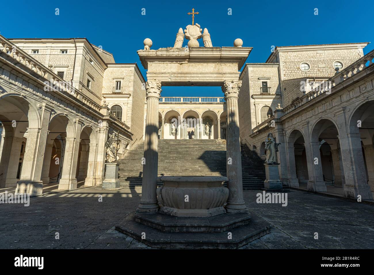 Zistern und Statuen von St. Benedikt und St. Scholastica. Kloster Bramante, Benediktion von Montecassino Stockfoto