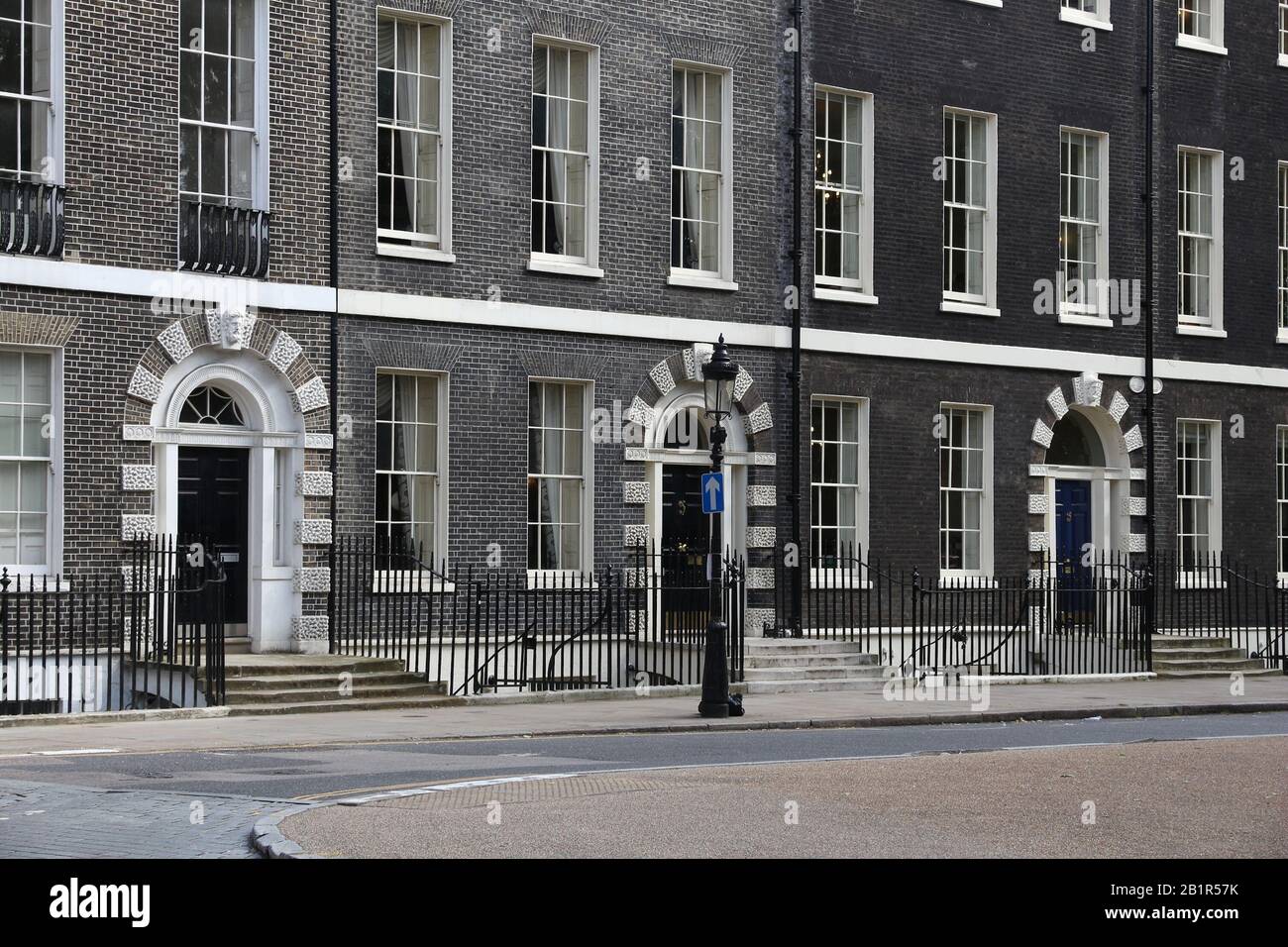 Bedford Square in Bloomsbury, West End von London, Großbritannien - georgische Eingangstüren. Stockfoto