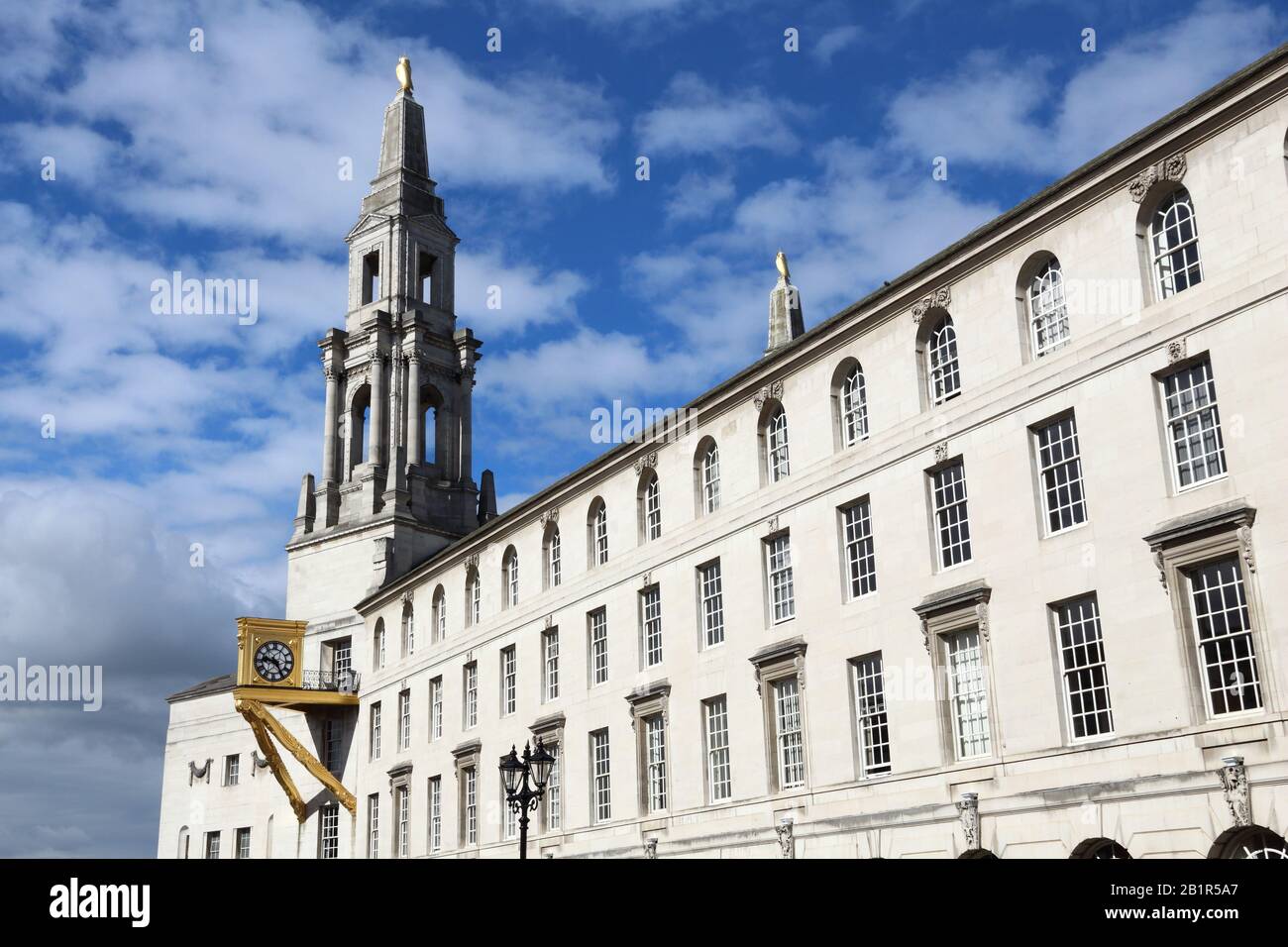 Leeds - Stadt in West Yorkshire, UK. Civic Hall im Millennium Square. Stockfoto