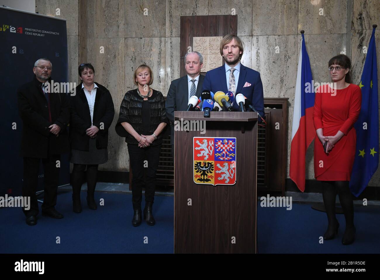 R-L die tschechische Chefhygienebeauftragte Eva Gottevaldova, der tschechische Gesundheitsminister Adam Vojtech, der stellvertretende Gesundheitsminister Roman Prymula und der Chefchirurg der Klinik für Infektionskrankheiten im Krankenhaus Prague-Na Bulovce Hana Rohacova sprechen während einer Pressekonferenz nach dem Treffen der zentralen Epidemiologischen Kommission über neuartige Coronavirus am 27. Februar 2020. In Prag, Tschechien. (CTK Foto/Michal Kamaryt) Stockfoto