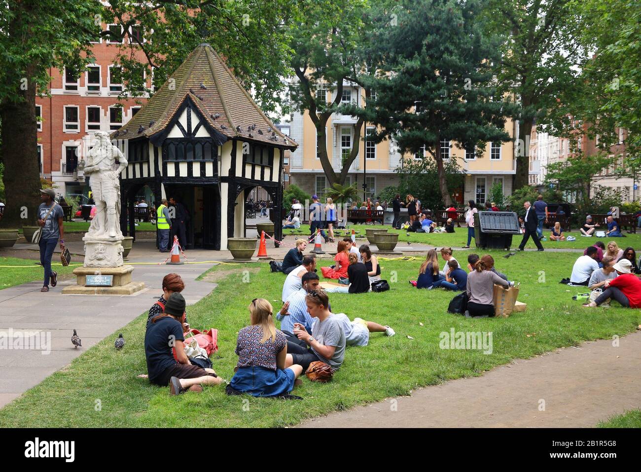 London, Großbritannien - 9. JULI 2016: Die Menschen besuchen den Park am Soho Square in London, Großbritannien. London ist mit 13 Millionen Menschen livin die bevölkerungsreichste Stadt Großbritanniens Stockfoto