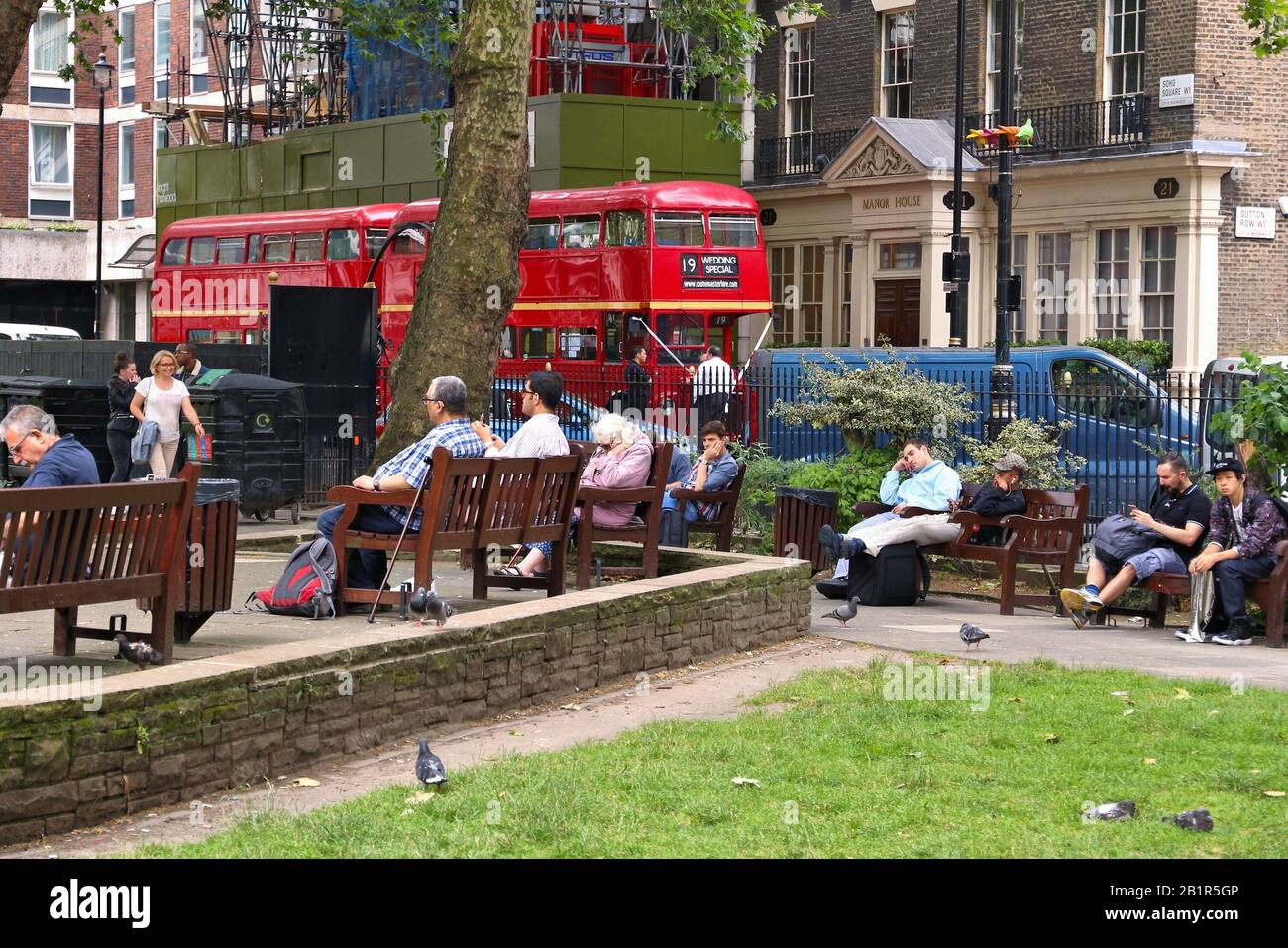 London, Großbritannien - 9. JULI 2016: Die Menschen besuchen den Park am Soho Square in London, Großbritannien. London ist mit 13 Millionen Menschen livin die bevölkerungsreichste Stadt Großbritanniens Stockfoto
