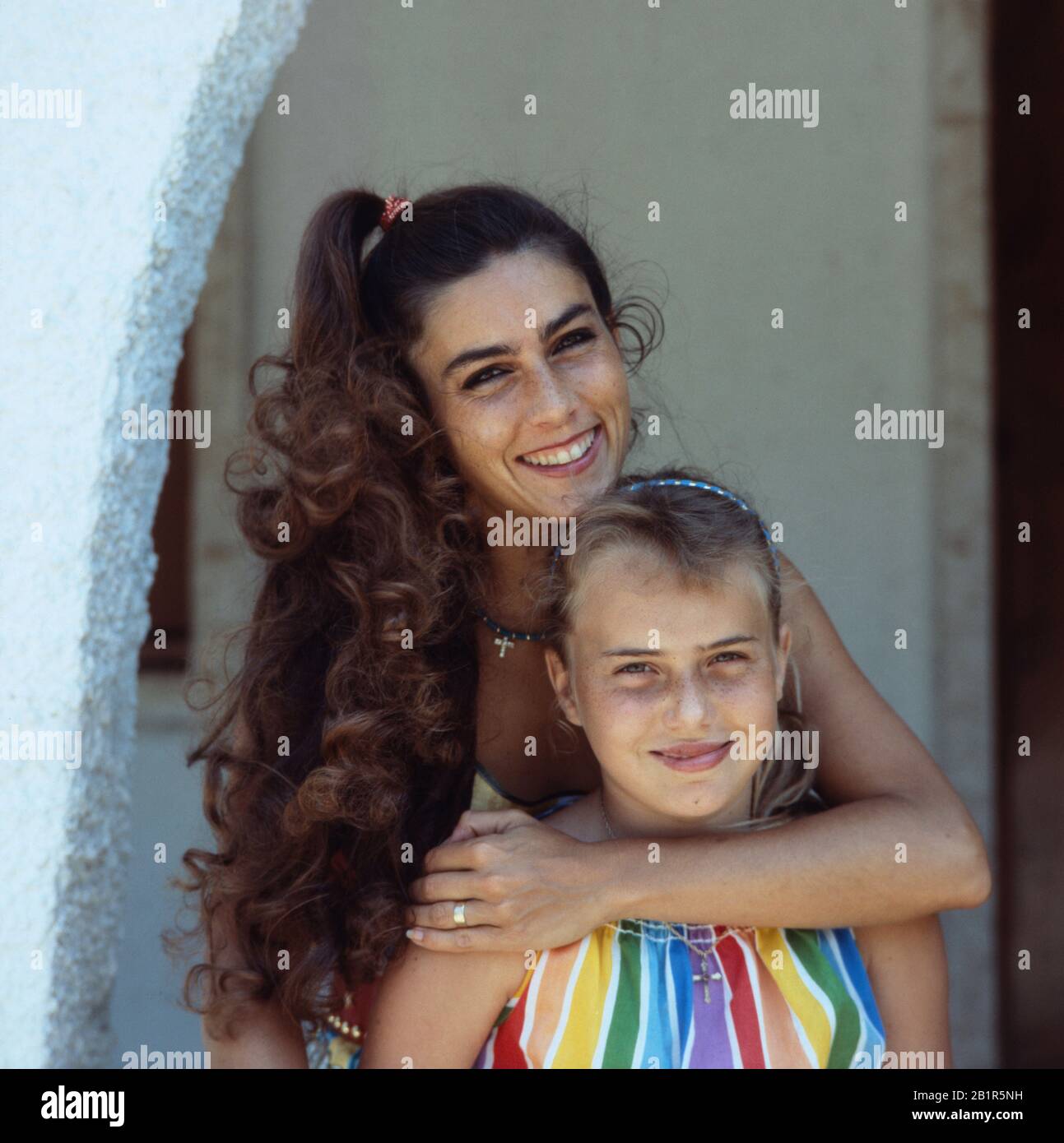 Homestory der italianisch-amerikanischen Sängerin und Schauspielerin Romina Power hier posierend mit ihrer Tocherin Ylenia Carrisi, mitte 1980er Jahre. Heimatgeschichte der italienisch-amerikanischen Sängerin und Schauspielerin Romina Power posiert hier mit ihrer Tochter Ylenia Carrisi Mitte der 1980er Jahre. Stockfoto