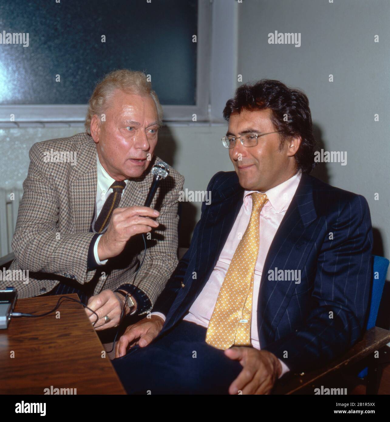 Familie Carrisi, Sänger Al Bano bei einem Interview, mitte 1980er Jahre. Familie Carrisi, Sänger Al Bano während eines Interviews, Mitte der 1980er Jahre. Stockfoto