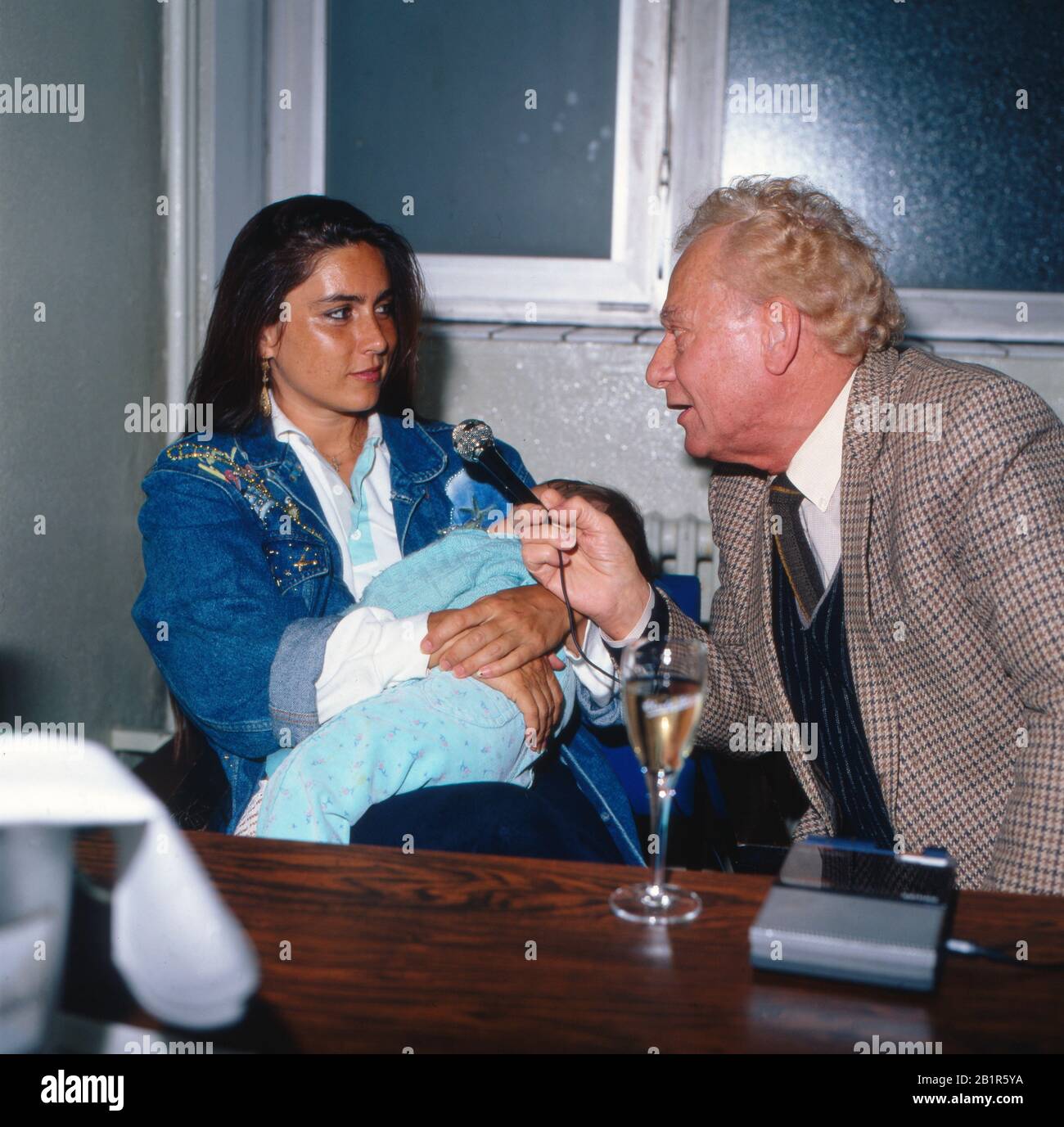Familie Carrisi, Sängerin und Schauspielerin Romina Power bei einem Interview, mitte 1980er Jahre. Familie Carrisi, Sängerin und Schauspielerin Romina Power während eines Interviews, Mitte der 1980er Jahre. Stockfoto