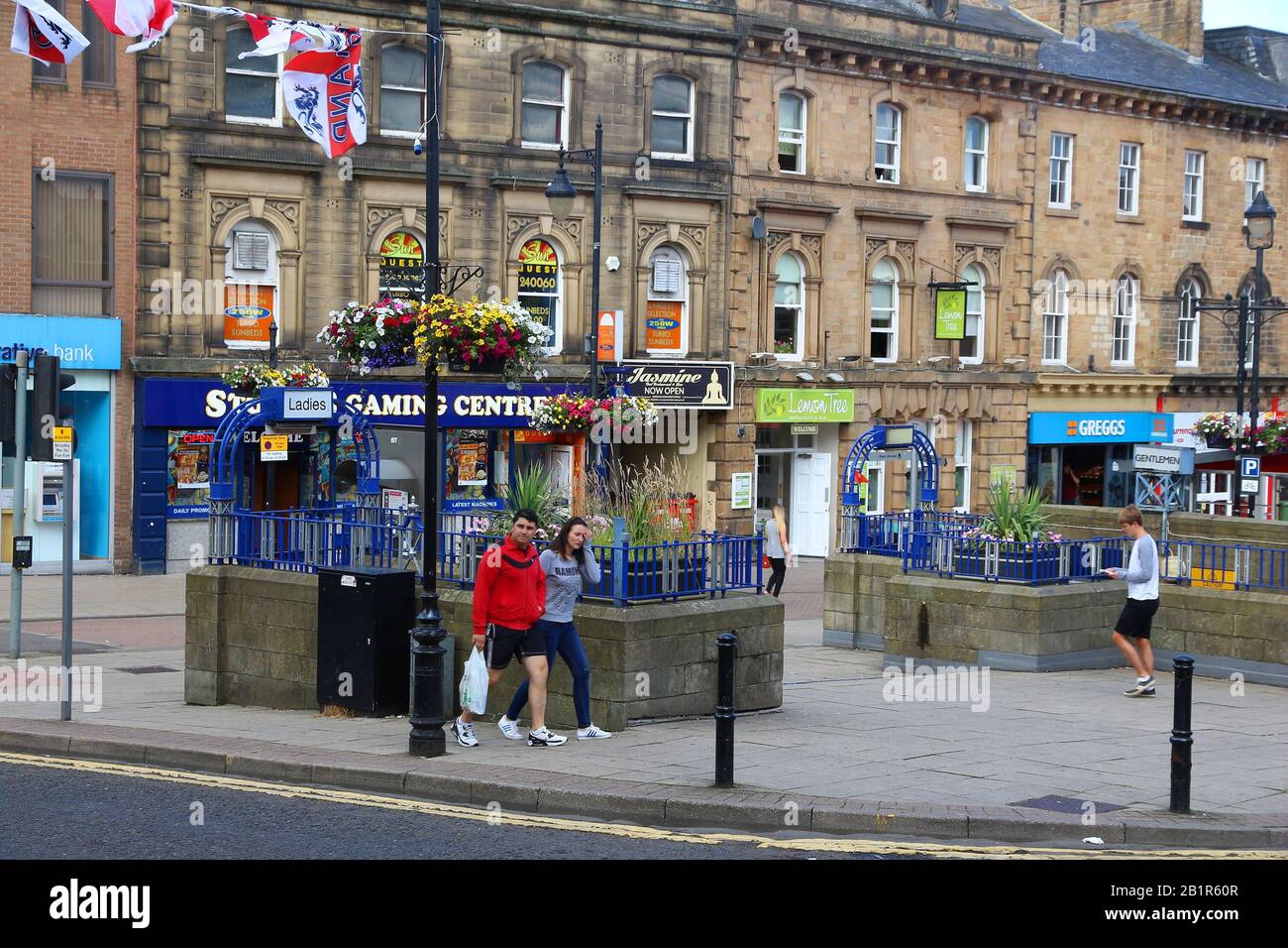 Barnsley, Großbritannien - 10. JULI 2016: Menschen besuchen das Stadtzentrum von Barnsley, Großbritannien. Barnsley ist eine Kleinstadt in South Yorkshire mit 91.297 Einwohnern. Stockfoto